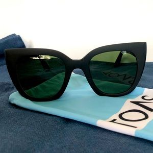 Tom’s black cat-eye sunglasses with case